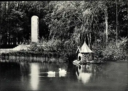Ak Ostseebad Heiligenhafen in Holstein, Parkteich, Kriegerdenkmal, Schwäne