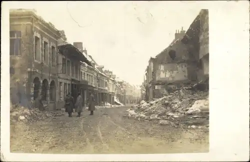 Foto Ak Bapaume Pas de Calais, Straßenansicht, Kriegszerstörung I. WK