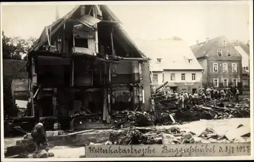 Foto Ak Berggießhübel in Sachsen, Unwetterkatastrophe 1927, zerstörtes Haus, Hochwasser