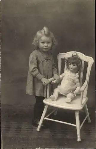 Foto Ak Mädchen und seine Puppe, Stuhl, Portrait