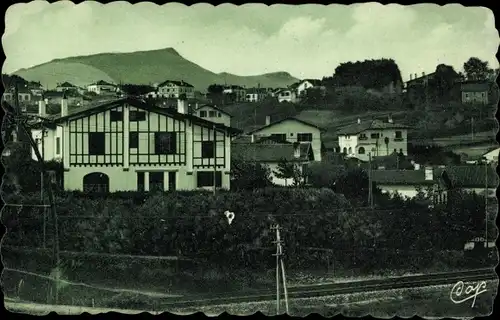 Ak Guéthary Pyrénées Atlantiques, Vue vers la Rhune et maisons basques