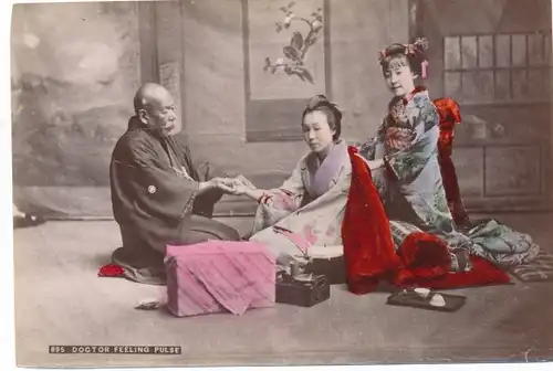 Foto Ak Doctor feeling Pulse, Japaner, Japanerinnen, Kimonos