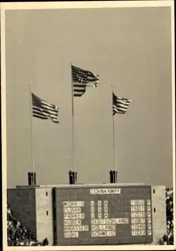 Foto Berlin Olympia 1936, Zehnkampf Tabelle, USA Flaggen, Morris, Clark, Parker