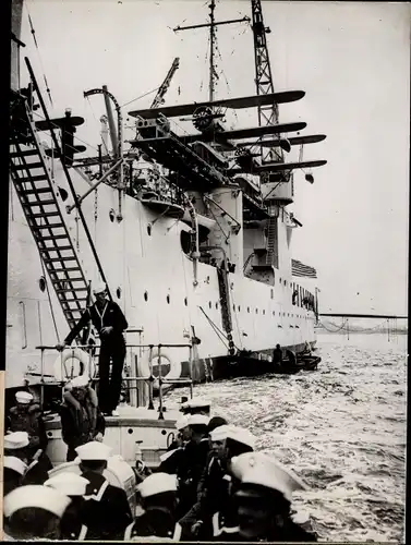 Foto Amerikanisches Kriegsschiff, US Navy, Kreuzer Minneapolis in Gravesend South East England