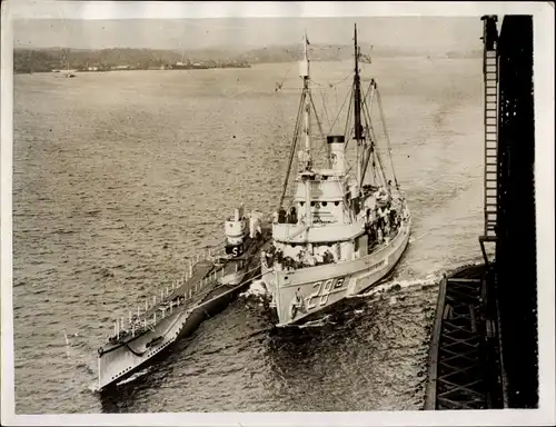 Foto Amerikanisches U-Boot S.4, Dampfer im Schlepptau, US Navy, Base in New London Connecticut