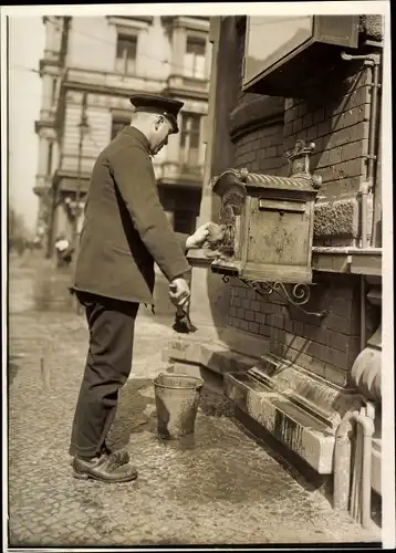 Foto Berlin Charlottenburg, Reichspostbeamter entstaubt einen Briefkasten