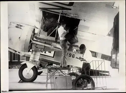 Foto Amerikanisches Riesen Postflugzeug, Verladung von Postsäcken im Flügel