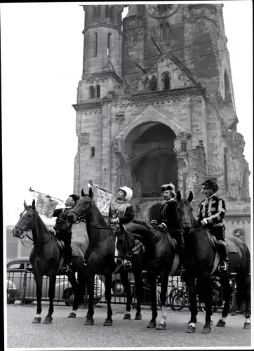 Foto Berlin Charlottenburg, Bert Sass, zerstörte Gedächtniskirche, Reiter in historischen Kostümen