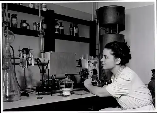 Foto Berlin, Bert Sass, Forscherin arbeitet im Labor an einer Apparatur, Destillation