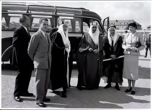 Foto Berlin, Bert Sass, Prinz von Transjordanien mit Gefolgschaft, Gruppenbild vor einem Bus