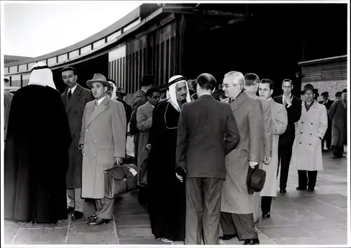 Foto Berlin Tempelhof, Bert Sass, Prinz von Transjordanien mit Gefolgschaft am Flughafen Tempelhof