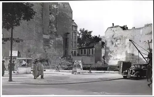 Foto Berlin Charlottenburg, Bert Sass, Fasanenstraße, Häuserruinen, Lederwaren Frohn, Auto Union