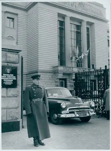 Foto Berlin, Bert Sass, Viererkonferenz 1954, Russische Botschaft, Sowjetischer Soldat, Chevrolet