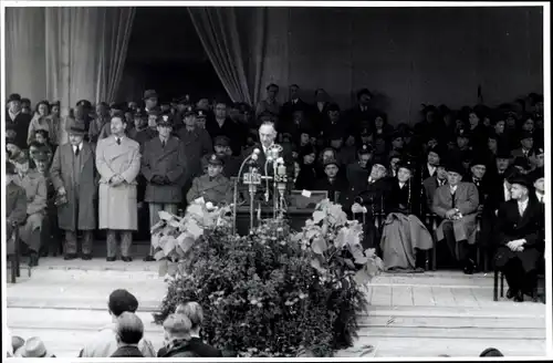 Foto Berlin Schöneberg, Bert Sass, US General Lucius Clay, Rede vor dem Rathaus