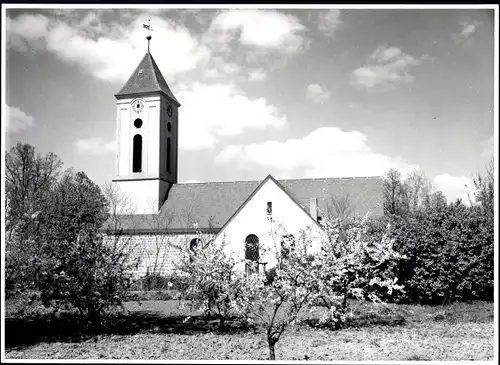 Foto Berlin Neukölln Rudow, Bert Sass, Evangelische Kirche, Baumblüte