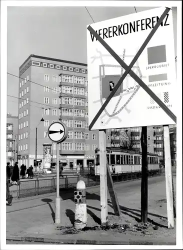 Foto Berlin Schöneberg, Bert Sass, Innsbrucker Platz, Viererkonferenz Schild, Tram Linie 88