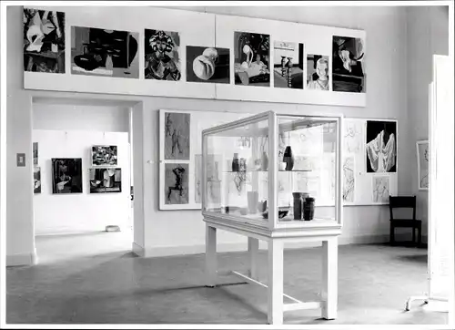 Foto Bert Sass Berlin, Ausstellung in der Hochschule für bildende Künste, Vitrine, Gemälde