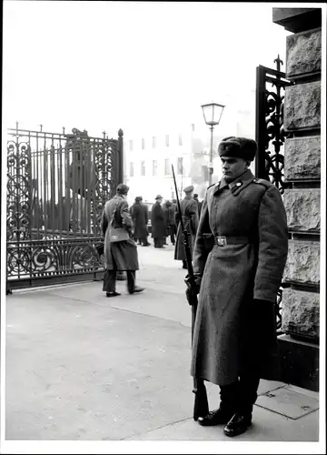 Foto Bert Sass Berlin Mitte, Unter den Linden, UDSSR Botschaft, Sowjetsoldat hält Wache