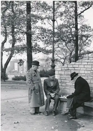Foto Berlin, Bert Sass, Männer spielen Schach im Park, Zigarre