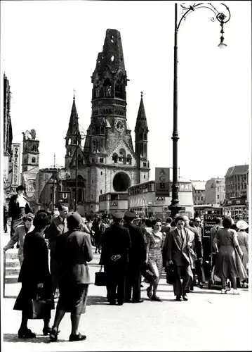 Foto Bert Sass Berlin Charlottenburg, Gedächtniskirche, Kriegszerstörungen II. WK,BVG Bushaltestelle