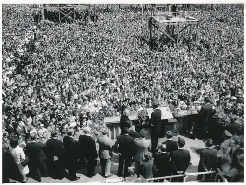 Foto Berlin Schöneberg, Bert Sass, Rathaus Rede von US Präsident John F. Kennedy 1963, Zuschauer