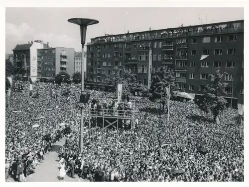 Foto Berlin Schöneberg, Bert Sass, Rathaus, US Präsident John F. Kennedy Besuch 1963, Menschenmenge