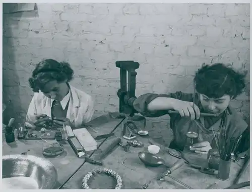 Foto Bert Sass Berlin, Handwerkerinnen bei der Arbeit in der Werkstatt, Kleinkunst