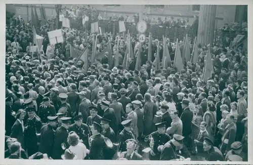 Foto Max Schirner Berlin, 1. Mai Feier im Berliner Lustgarten, Aufmarsch der Massen, Blaskapelle