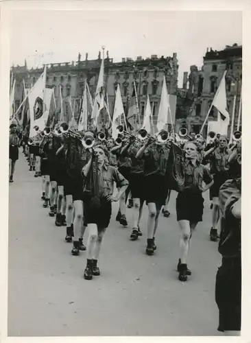 Foto Max Schirner Berlin, FDJ Deutschlandtreffen, Spielmannszug zur Segelflugmodell Ausstellung