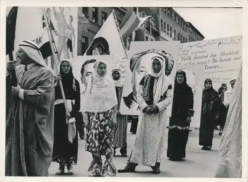 Foto Max Schirner Berlin, 3. Weltspiele der Jugend und Studenten, Nationen Einmarsch, China, Syrien