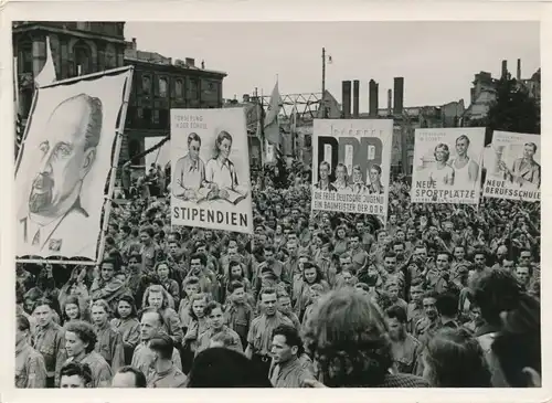 Foto Max Schirner Berlin, FDJ Deutschlandtreffen, Pfingstsonntag, Walter Ulbricht Bild, Parolen