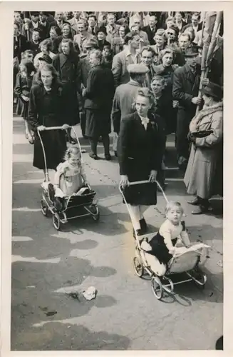Foto Max Schirner Berlin, 1. Mai Feier im Berliner Lustgarten, Mütter mit ihren Kindern, Kinderwagen