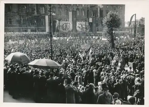Foto Max Schirner Berlin, 1. Maifeier der DDR im Berliner Lustgarten, Massenkundgebung