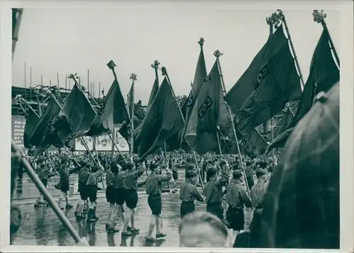 Foto Schirner Berlin, FDJ Deutschlandtreffen am Pfingssonntag in Berlin, Fahnenmarsch