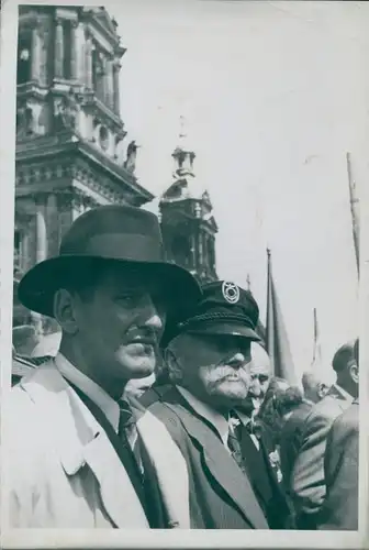 Foto Schirner Berlin, 1. Mai Feier der DDR, Menschen lauschen einer Rede von Präsident Wilhelm Pieck