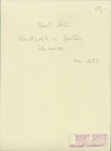 Foto Bert Sass, Berlin, Schneider während seiner Arbeit, um 1950