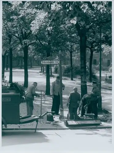 Foto Bert Sass, Berlin Steglitz, Straßenbau an der Schönhauser Straße, Feuermelder, um 1948