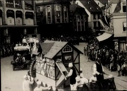 Foto Greiz in Thüringen, Schützenfest, Festwagen der Müller als Wassermühle