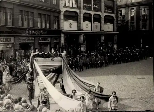 Foto Greiz in Thüringen, Schützenfest, Umzug, Festwagen Greizer Straße, Kaufhaus