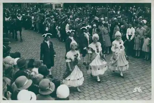 Foto Greiz in Thüringen, Schützenfest, Festzug, Männer und Frauen in Barockkleidern
