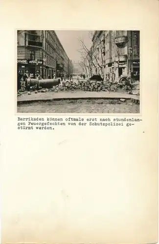 Foto Gestürmte Straßenbarrikade, Schutzpolizei, Apotheke