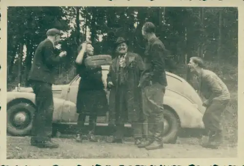Foto Gruppenbild neben einem Auto, Schnappschuss, Gelächter
