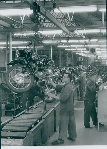 Foto NSU Motorenwerke, Motorrad Produktion, Fließband, Arbeiter