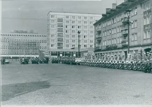 Foto Magdeburg an der Elbe, DDR, Polizeimotorradstaffel in Reihe, Alter Markt
