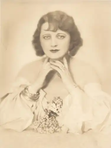 Foto Frauenportrait, Art Deco, Kleid, Armreife, Ring