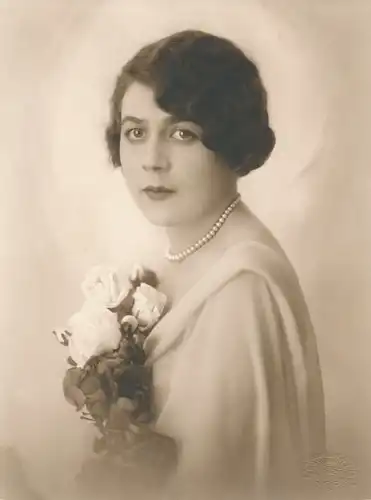 Foto Frauenportrait, Art Deco, Perlenkette, Rosen