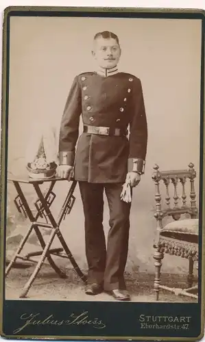 Kabinett Foto Soldat mit Uniform und Gardehelm, Fotograf Julius Stoess Stuttgart