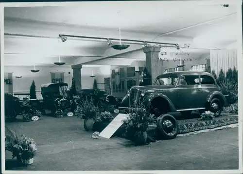 Foto Automobile in einer Halle, Opel, Ernst Dello & Co., Hamburg