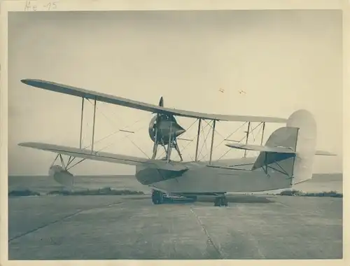 Foto Flugzeug, Doppeldecker, Triebwerk in der Mitte, Heinkel He 15