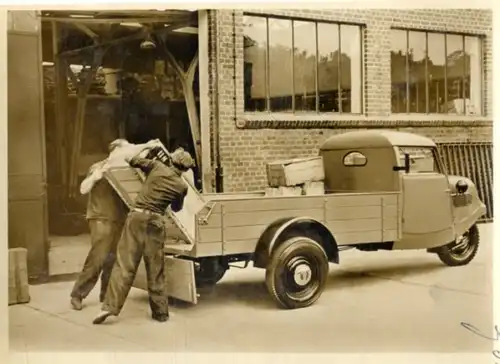 Foto Männer beladen einen Transporter, Tempo Kleinlaster